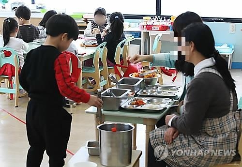 어린이집 급식 (연합뉴스 자료 사진)