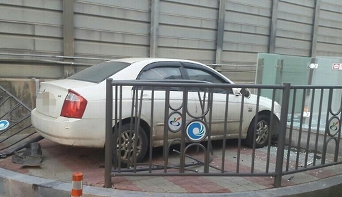 역 환풍구 들이받은 승용차