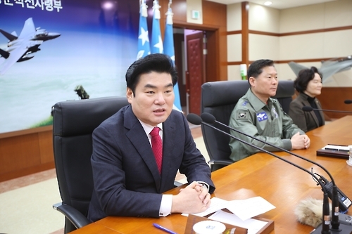 자유한국당 원유철의원이 17일 공작사를 방문, 최근 남북 긴장상황을 설명하고 사드 배치의 필요성을 주장하고 있다.