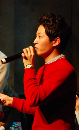 뮤지컬 작품을 해설하는 박성윤 대표