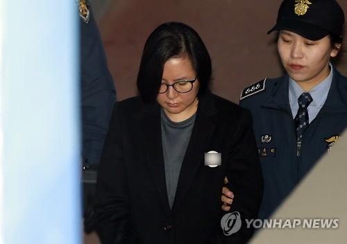 법정으로 향하는 장시호(서울=연합뉴스) 한종찬 기자 = 국정농단 사태의 주범인 '비선 실세' 최순실 씨의 조카 장시호 씨가 17일 서울 서초구 서울중앙지법에서 열린 속행 공판에 출석하기 위해 호송차에서 내려 법정으로 향하고 있다. 2017.2.17saba@yna.co.kr(끝)