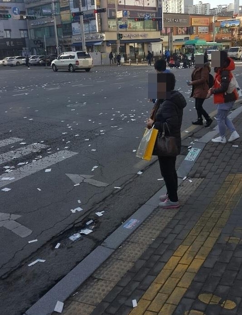 도로에 휘날린 일회용 밴드