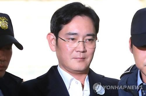 '구속후 첫소환' 이재용, 7시간40분 뇌물의혹 조사받고 복귀 - 1