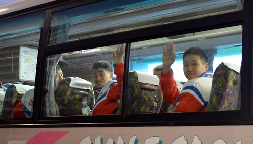 손 흔드는 북한 선수단