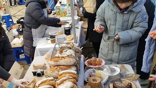 (서울=연합뉴스) 정아란 기자 = 지난 12일 서울 종로구 소격동 국립현대미술관 서울관에서 한 시민이 도시형 장터 '마르쉐'에 나온 먹거리를 살펴보고 있다. 2017.2.12. airan@yna.co.kr