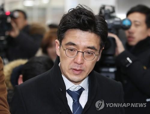 증인출석하는 안종범 전 수석의 보좌관(서울=연합뉴스) 임헌정 기자 = 안종범 전 청와대 정책조정수석의 보좌관인 김건훈 전 청와대 비서관이 20일 오전 서울 서초구 서울중앙지법에서 열린 안 전 수석의 속행공판에 증인으로 출석하고 있다. 2017.2.20kane@yna.co.kr
