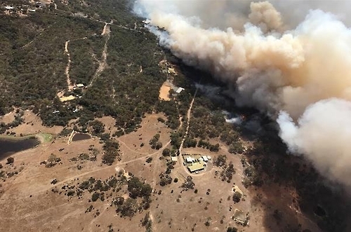 지난 17일 호주 카울라 지역을 덮친 산불[출처: 호주 NSW주 소방대(RFS) 페이스북]