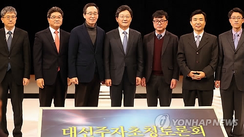 른정당 유승민 의원(가운데)이 22일 전북기자협회 주최 토론회에 참석해 기념 촬영을 하고 있다.