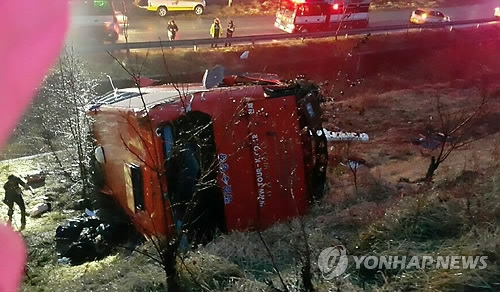 아수라장 된 버스 추락 사고 현장