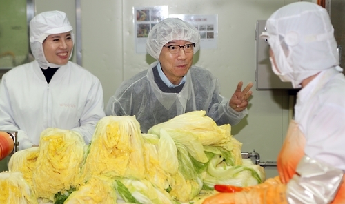 김치가공공장 찾은 정운찬