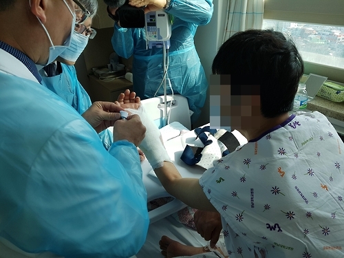 국내 첫 팔 이식수술 환자