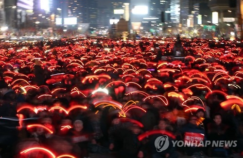 레드카드 퍼포먼스 (서울=연합뉴스) 박동주 기자 = 박근혜 대통령 취임 4주년인 25일 서울 광화문 광장에서 열린 박근혜 대통령 퇴진촉구 촛불집회에서 참가자들이 구호를 외치고 있다. 2017.2.25pdj6635@yna.co.kr(끝)