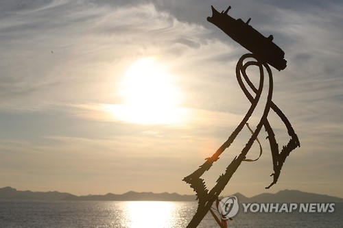 또 하루가 저무는 팽목항(진도=연합뉴스) 정회성 기자 = 세월호 참사 1천일을 사흘 앞둔 6일 오후 전남 진도군 팽목항에 노을이 지고 있다. 2017.1.8hs@yna.co.kr(끝)