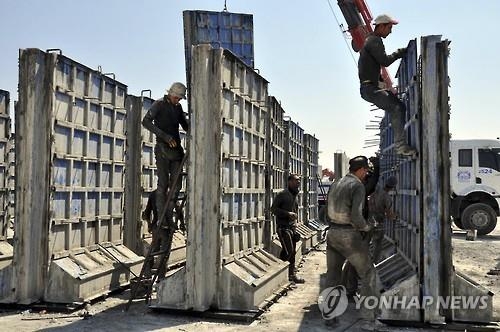 "터키·시리아 국경 콘크리트장벽 290㎞ 건설…221㎞ 남아"