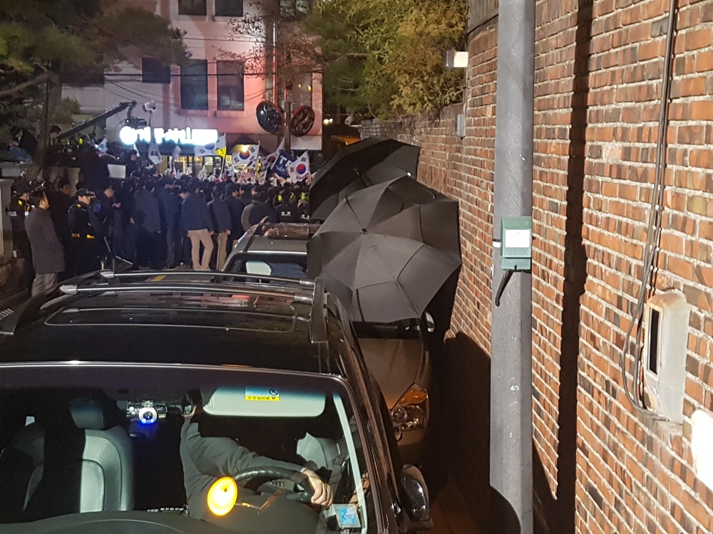 박 전 대통령 밤늦게까지 이사…장우산으로 가리며 '007작전' - 2