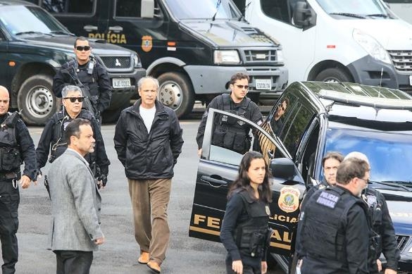 부패수사 피의자들을 구인하는 연방경찰
