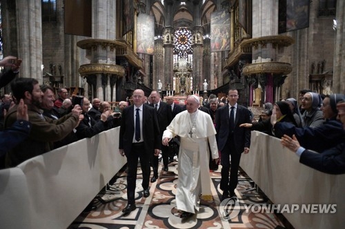 밀라노 대성당(두오모)을 방문한 프란치스코 교황 [AP=연합뉴스] 