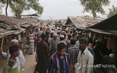 방글라데시 난민촌으로 대피한 로힝야 난민들[AP=연합뉴스 자료사진]