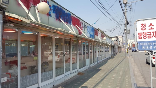 '청량리 588'로 불리는 서울 전농동 사창가. 재개발 사업이 본격 추진되고 있음에도 일부 성매매 업소가 남아 영업을 하고 있다.