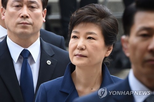 뇌물수수 등 혐의로 구속영장이 청구된 박근혜 전 대통령이 30일 오전 서울 서초구 서울중앙지법에서 열린 구속 전 피의자심문(영장실질심사)에 출석하며 어딘가를 바라보고 있다.