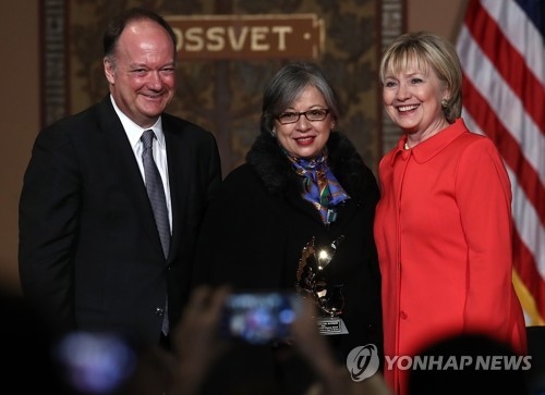 힐러리 클린턴, 수상자들과 함께