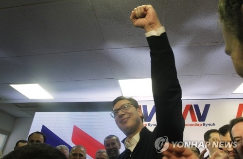 지지자들에게 둘러싸여 세르비아 대선 승리를 자축하고 있는 부치치 당선인