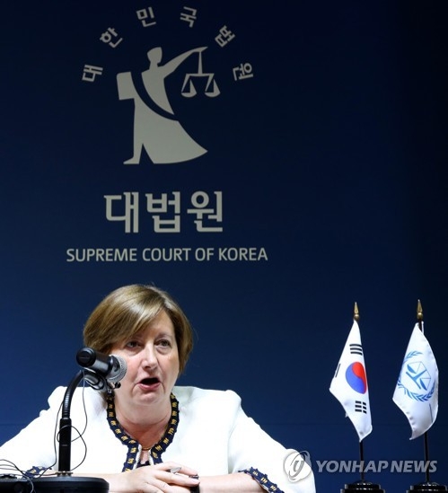 기자회견하는 국제형사재판소장