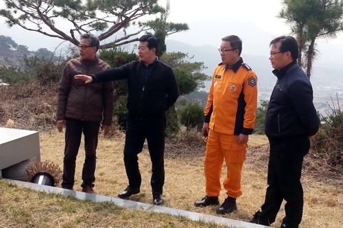 공원묘지 방문한 김일수 경기도북부소방재난본부장