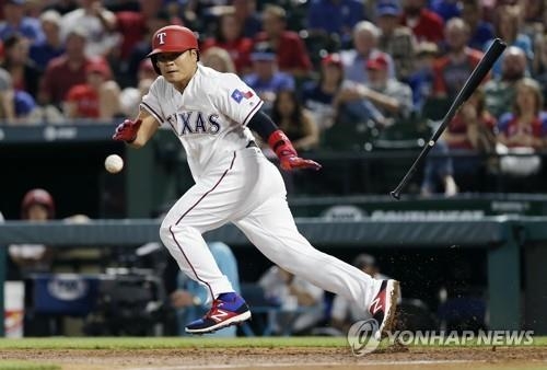 기습번트 시도한 추신수 (AP=연합뉴스)