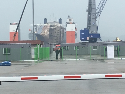 세월호를 실은 반잠수선을 목포 신항 북문에서 정면으로 바라본 모습