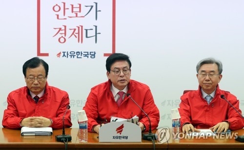 정우택 "文아들 필적 공개검증해야…安 대통령되면 박지원 정권" - 1