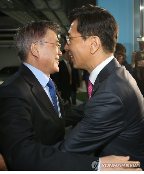 文, 안희정 포옹하며 '중도보수' 공략…北김정은에 경고(종합) - 1
