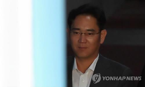 법정 향하는 이재용 부회장(서울=연합뉴스) 김주성 기자 = '박근혜 전 대통령과 '비선 실세' 최순실씨에게 뇌물을 제공한 혐의로 구속된 이재용 삼성전자 부회장이 7일 오전 서울 서초구 서울중앙지법에서 열리는 첫 공판에 출석하기 위해 호송차에 내려 법정으로 향하고 있다. 2017.4.7utzza@yna.co.kr(끝)