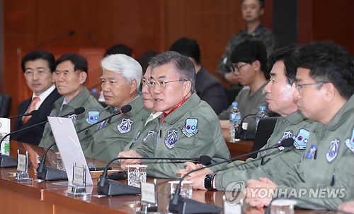 文, 軍부대서 장병들과 어깨동무…北에 핵실험 고강도 경고(종합) - 1
