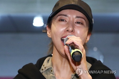 열창하는 김완선