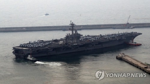 지난달 20일 한미 독수리훈련에 참가한 칼빈슨호가 부산항을 출항하는 모습