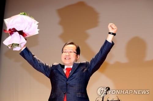 꽃다발 들고 답래하는 홍준표