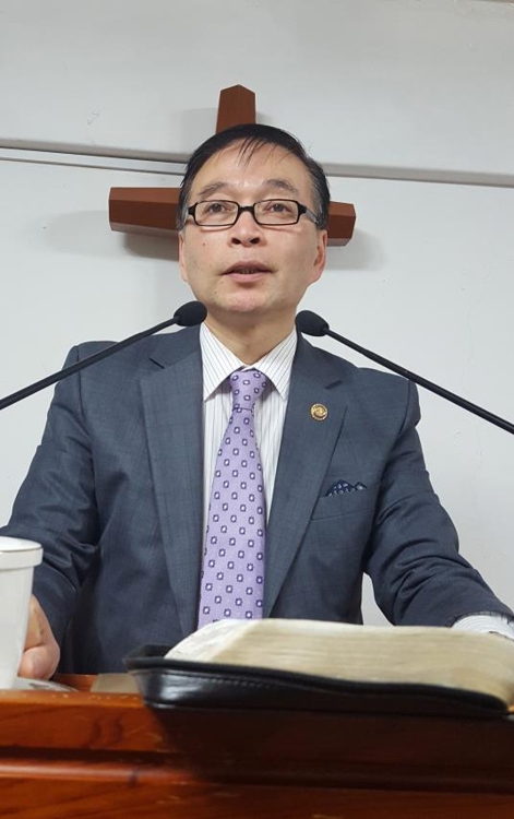 안산 예수마을선교교회의 오학봉 목사가 12일 연합뉴스와의 인터뷰에서 부활절의 의미를 설명하고 있다.