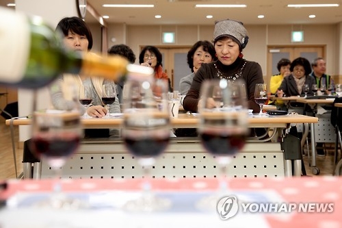 (서울=연합뉴스) 18일 서울 성동구 왕십리도선동 행복학습센터에서 '초보자를 위한 와인아카데미'가 열리고 있다. 매주 수요일에 열리는 이 강좌에서는 와인 전문 강사가 나서 와인 라벨 읽기, 주요 포도품종 및 와인산지, 음용시 적절한 매너 등 와인 입문자가 반드시 알아야 할 내용을 강의한다. 2015.11.18 << 성동구 제공 >>