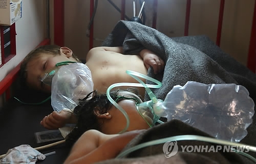 시리아 독성가스 중독으로 응급실에서 치료받는 어린이들