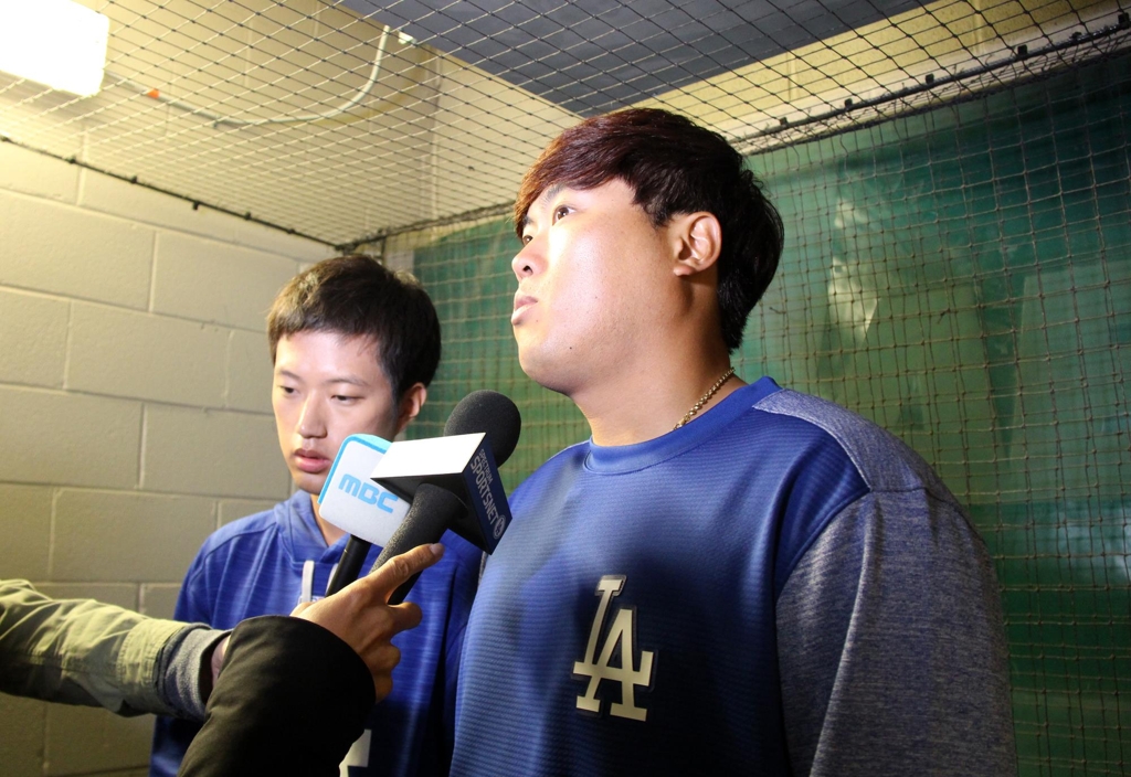 시카고 컵스전 마친 후 인터뷰하는 류현진