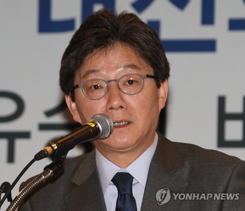유승민, 文·安 겨냥 "위기극복 철학없이 촛불에 편승" - 1