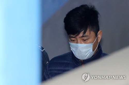 알선수재 등의 혐의로 검찰에 체포된 고영태씨가 14일 오후 서울 서초구 서울중앙지방법원에서 영장실질심사를 받기 위해 호송차에서 내리고 있다.