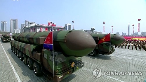 ICBM KN-14가 들어있을 것으로 추정되는 발사관 탑재 이동식발사대
