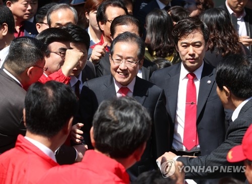 부산시민과 악수하는 홍준표
