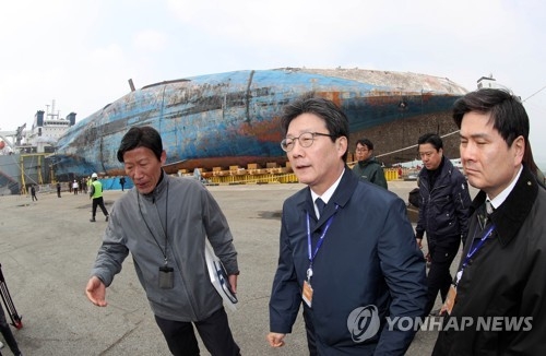 유승민, 보훈공약 발표…세월호 3주기 추모제 참석 - 1
