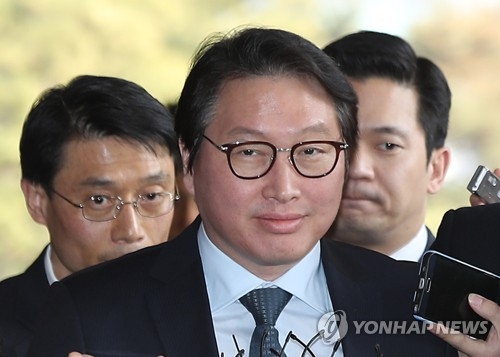 최태원 SK그룹 회장이 지난달 18일 검찰 조사를 받기 위해 서울 서초동 서울중앙지검에 들어서며 취재진의 질문을 듣고 있다.