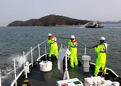 대산항 앞바다 기름띠 제거 한창