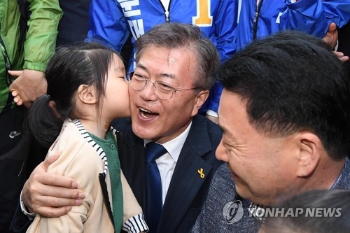 '이미지 업' 文-安…TV토론·유세현장서 '시선강탈' 경쟁 - 1