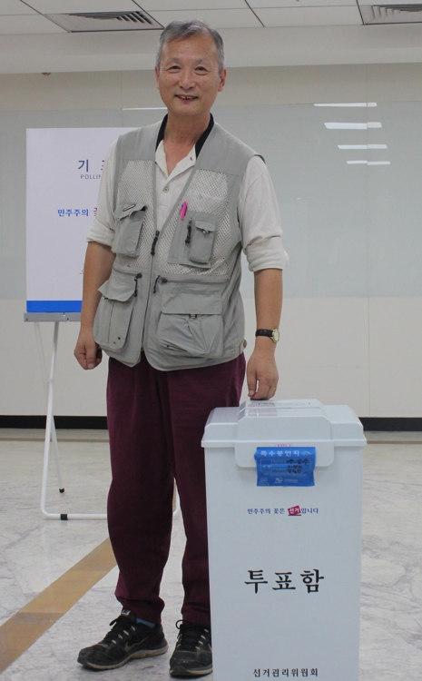 새벽운전해 투표소로 온 유권자
